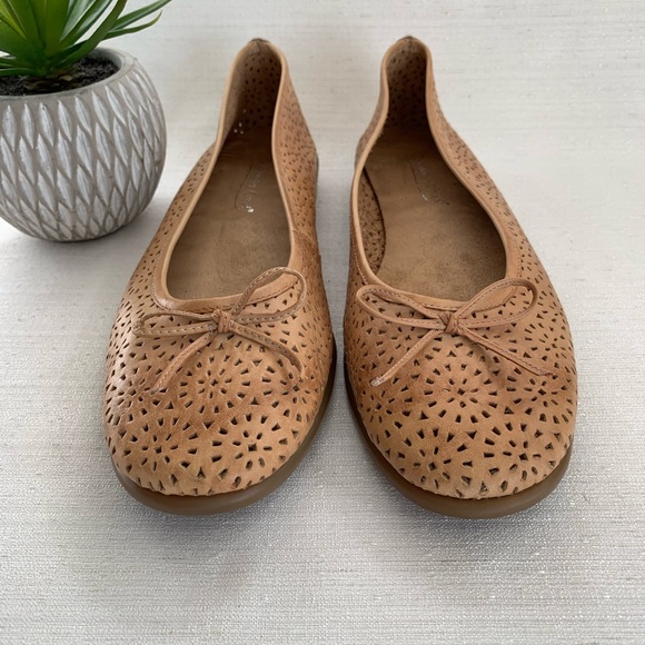 Coldwater Creek Tan Perforated Leather Bow Ballet Flats Woman’s 10 - Picture 6 of 10